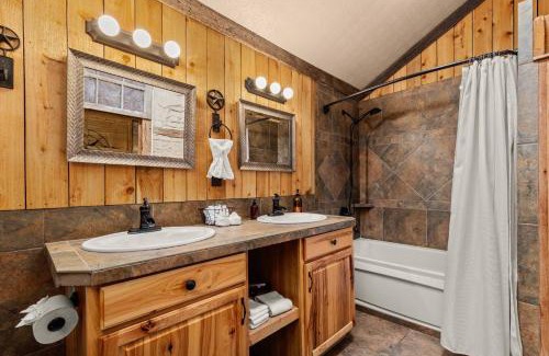 New Braunfels Casa | #4 The Judge's Chamber at Garrison in Gruene