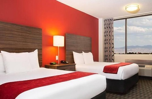 Downtown Las Vegas Casa | 4 x Deluxe Two Queens - City View Room at The D Las Vegas