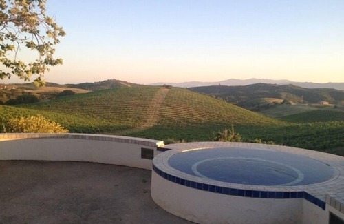 Soledad Casa | 40 Acres 5000 Cuadrado pie, $ 975 / nt 10-14 Plazas piscina, Viña, Vistas!