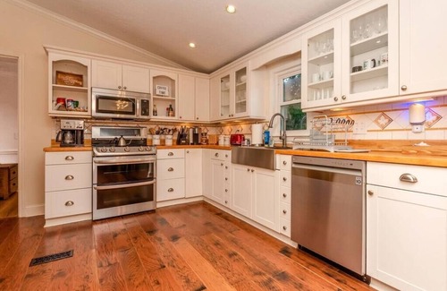 Moravian Falls Casa | 40 Acres w/Waterfalls, Vineyard, Stream, 5 bedroom