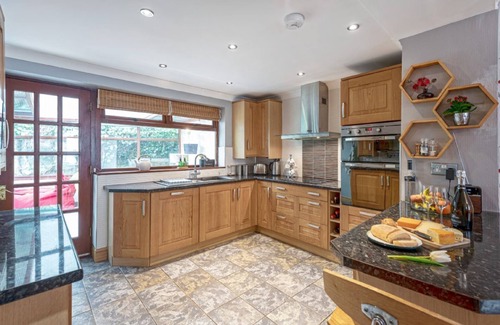 Ty Croes Cabaña | 40 Church Street - a bungalow that sleeps 6 guests in 3 bedrooms