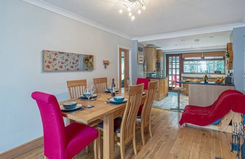 Ty Croes Cabaña | 40 Church Street - a bungalow that sleeps 6 guests in 3 bedrooms
