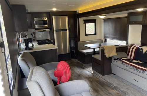 Frazier Park Casa | 40-foot Recreational Vehicle