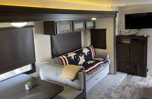 Frazier Park Casa | 40-foot Recreational Vehicle