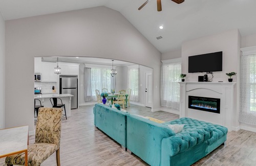 Beaumont Casa | Newly Renovated Luxe West Beaumont w Private Patio