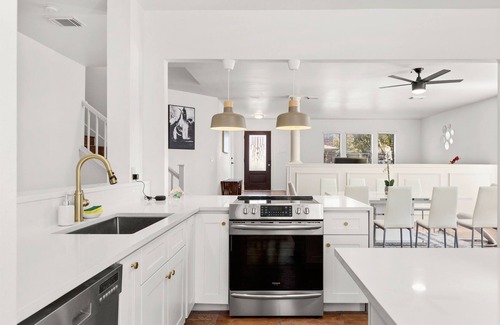 North San Antonio - SAT Casa | Modern 5 Bedrooms in SA Chef Kitchen, Game Lounge