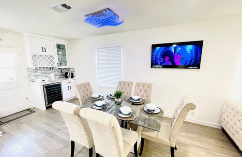 Mayflower Village Casa | 40% OFF 5B/3B 2 Master Bedrooms Close Pasadena, Rose Bowl, DTLA, Arcadia, etc