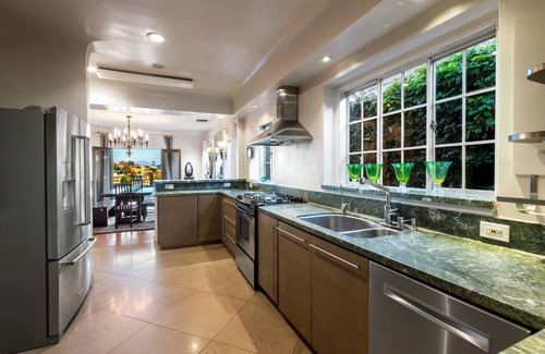 Los Angeles Casa | 40 Steps to Paradise. Beverly Hills villa. Walk to Rodeo Drive