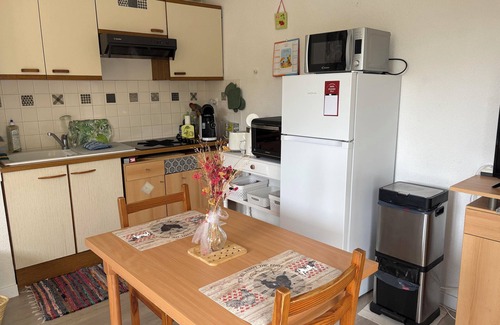 Eugenie-les-Bains Apartamento | 400 meters from the thermal baths, lovely, quiet studio with balcony not overlooked.