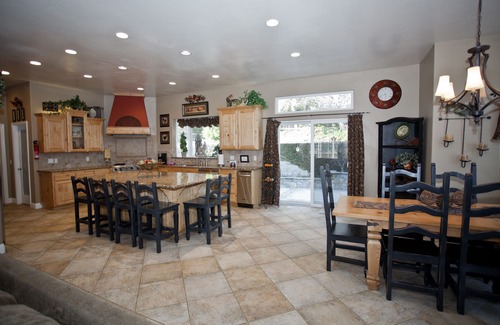 Lake Arrowhead Casa | ¡Fechas reducidas en agosto! Casa de 4000sf ~ rm de juego de 1000sf ~ Kayak ~ chimenea exterior ~ Postes