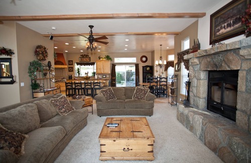 Lake Arrowhead Casa | ¡Fechas reducidas en agosto! Casa de 4000sf ~ rm de juego de 1000sf ~ Kayak ~ chimenea exterior ~ Postes