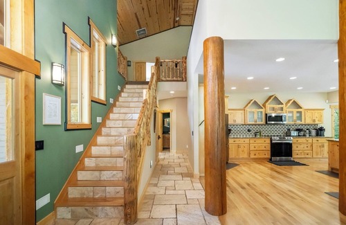 Mount Hood Village Casa | 4000sqft, 1-acre Custom Cabin Retreat w Game Room, Hot Tub & Sauna @Mt Hood