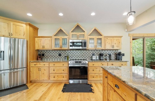 Mount Hood Village Casa | 4000sqft, 1-acre Custom Cabin Retreat w Game Room, Hot Tub & Sauna @Mt Hood