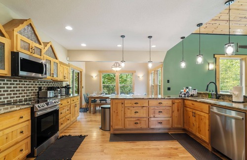 Mount Hood Village Casa | 4000sqft, 1-acre Custom Cabin Retreat w Game Room, Hot Tub & Sauna @Mt Hood