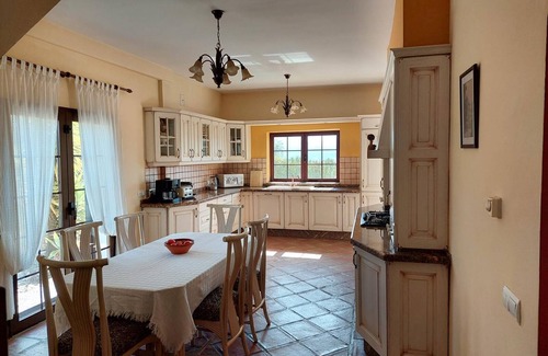 Vinuela Casa | Rústica Cortijo español con unas impresionantes Vistas del lago y Montaña