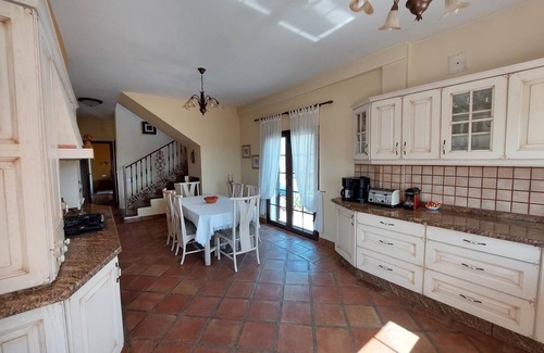Vinuela Casa | Rústica Cortijo español con unas impresionantes Vistas del lago y Montaña