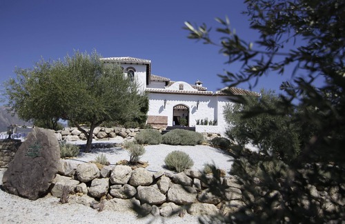 Vinuela Casa | Rústica Cortijo español con unas impresionantes Vistas del lago y Montaña
