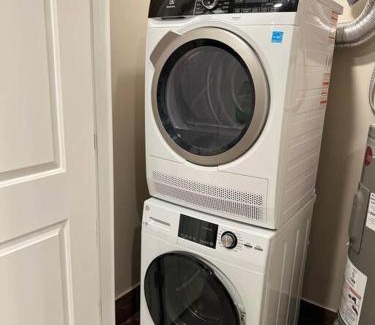 Logan Square Apartamento | 406 Luxury KING BED in central city of Philad