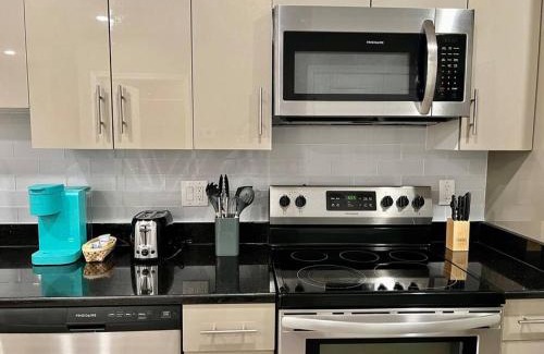 Logan Square Apartamento | 406 Luxury KING BED in central city of Philad