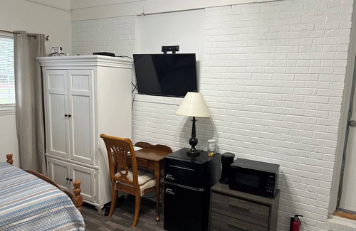 Tranquil Harbour Complejo | 40th St En Suite / Enter the door between Outside Shower and Air Conditioner.