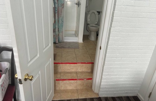 Tranquil Harbour Complejo | 40th St En Suite / Enter the door between Outside Shower and Air Conditioner.