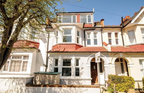West Hill Casa | 41 Pirbright Rd
