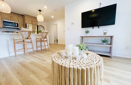 Corridor Casa | 4169-Quaint, Newly renovated