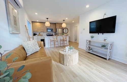 Corridor Casa | 4169-Quaint, Newly renovated