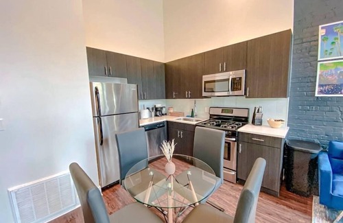 Near South Side Apartamento | 420 friendly beautiful unit with optional parking and sleeps 6