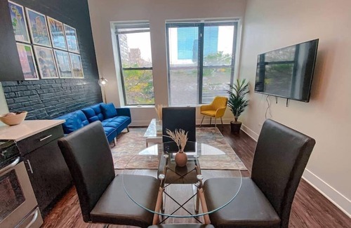 Near South Side Apartamento | 420 friendly beautiful unit with optional parking and sleeps 6