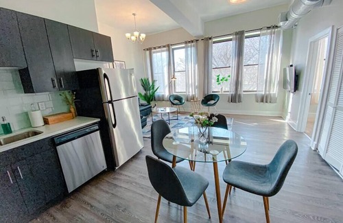 Near South Side Apartamento | 420 friendly with optional parking near McCormick and sleeps 6