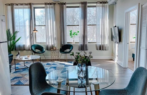 Near South Side Apartamento | 420 friendly with optional parking near McCormick and sleeps 6