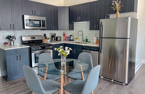 Near South Side Apartamento | 420 friendly with optional parking near McCormick and sleeps 6