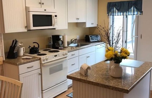 Hyannis Casa | Yachtsman townhouse en playa privada, piscina climatizada, aire acondicionado, WiFi gratis y cable