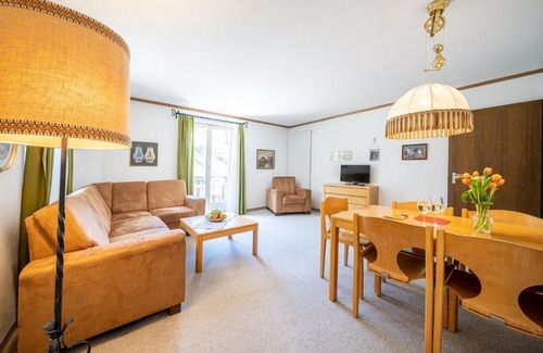 Vulpera Apartamento | 4402 Geraeumige, zweckmaessig eingerichtete Maisonette-Wohnung mit mit Blick auf die Villa Engiadina