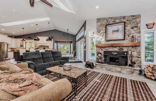Tobermory Cabaña | 45 Degrees North -Tobermory Hot Tub & Games Room