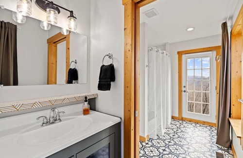 Fletcher Cabina | 45 mins to AVL - Sleeps 8 - Mountain Views - Deck