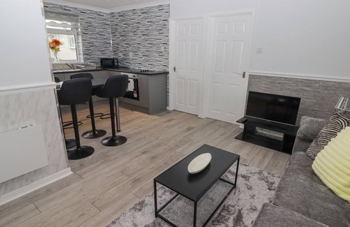 Scurlage Cabaña | 48 GOWER HOLIDAY VILLAGE, pet friendly, with pool in Scurlage