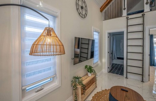 Rosemount Casa | 48H-3 · Kingsdale Designer Tiny House with Tesla Charger