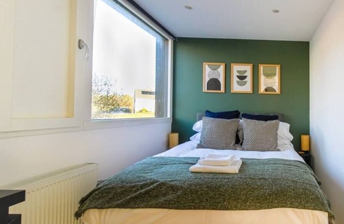 Milton Keynes Casa | 4B home in Milton Keynes with parking for 4 cars