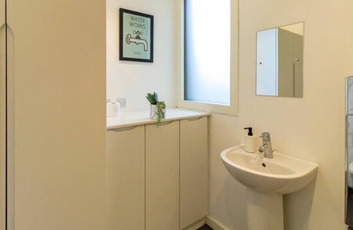 Milton Keynes Casa | 4B home in Milton Keynes with parking for 4 cars