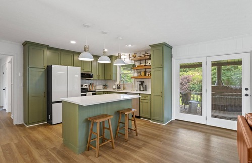 Greenville - Spartanburg Casa | 4B Retro Retreat: Sauna, Cold Dip, Mountain View Oasis