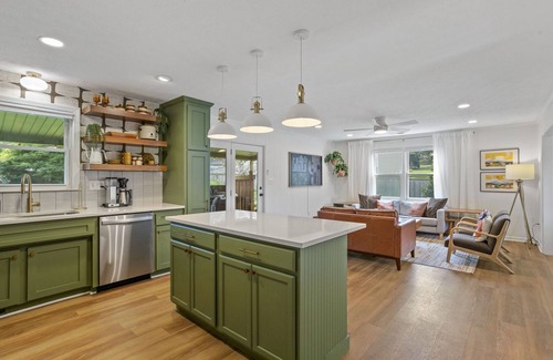 Greenville - Spartanburg Casa | 4B Retro Retreat: Sauna, Cold Dip, Mountain View Oasis