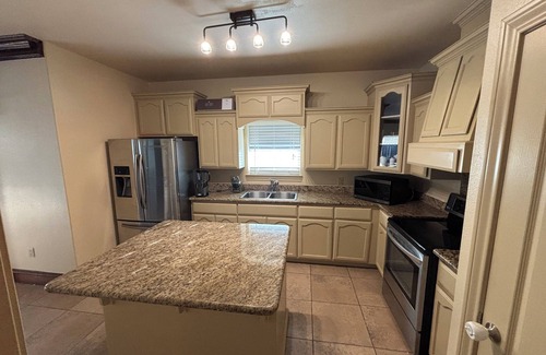 Brownsville Casa | 4bd 2.5ba Backyard WiFi Close proximity to SPI, Space X, stores, gyms, mall etc
