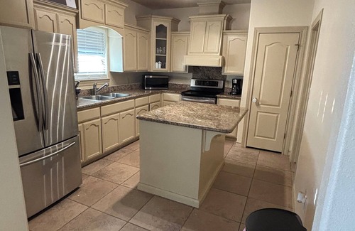Brownsville Casa | 4bd 2.5ba Backyard WiFi Close proximity to SPI, Space X, stores, gyms, mall etc