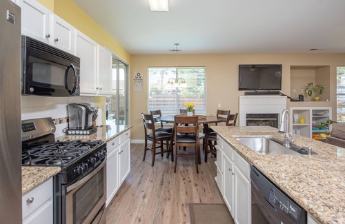 Roosevelt Casa | 4bd / 2ba casa con piscina en Fresno / cerca de Clovis
