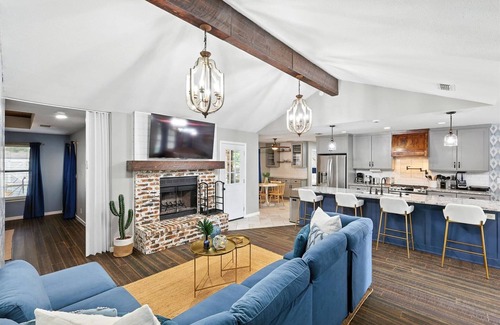 Keller Casa | 4BD/2BA Bohemian x Southern Getaway w Pool+Cinema