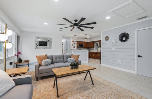 Palmetto Casa | 4BD 2BA near Anna Maria & downtown, private yard, RV/boat parking, sleeps 10