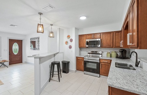 Palmetto Casa | 4BD 2BA near Anna Maria & downtown, private yard, RV/boat parking, sleeps 10
