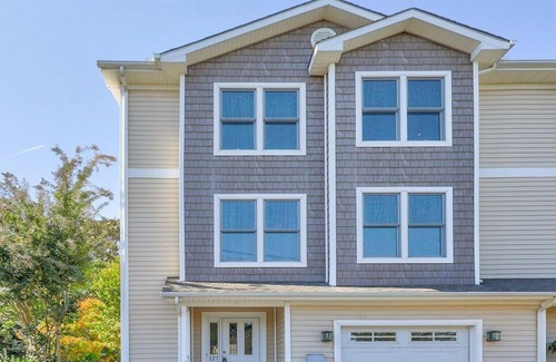 Country Club Estates Casa | 4bd-3.5ba Townhome Overlooking Rehoboth Canal